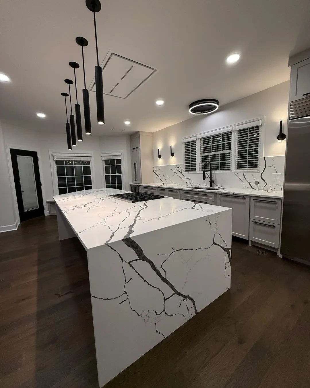 Black and white marble kitchen